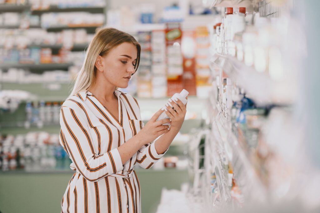 mujer comprando shampoo sin sulfatos ni parabenos